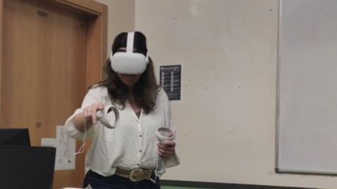 Pruebas con las gafas de realidad virtual del videojuego inmersivo que clona una planta qumica de Repsol, proyecto delCIFP La Laboral.