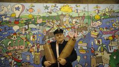 Valent�n Lamas, delante del mural del Ferrol imaginario que ha bautizado como �Puerto Chocolate�