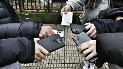 Un grupo de j�venes, con sus tel�fonos m�viles