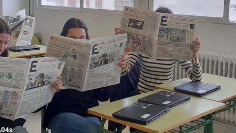 Imagen de archivo de alumnas del IES S�nchez Cant�n, de Pontevedra, leyendo La Voz de la Escuela