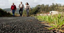 El concejal de Obras, el alcalde de Dodro y la delegada territorial visitaron un camino en Eir�. 