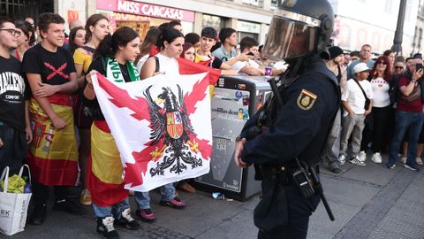 Tensi�n en la Puerta del Sol al acudir a la acampada un grupo de personas con banderas nacionales, franquistas y de la Falange
