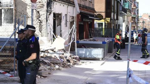 El bar en el que tuvo lugar la explosión de gas que ha causado dos fallecidos y 25 heridos, en el barrio madrileño de Vallecas.