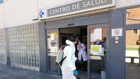 Minero limpia las inmediaciones del centro de salud de Langreo el pasado mes de abril