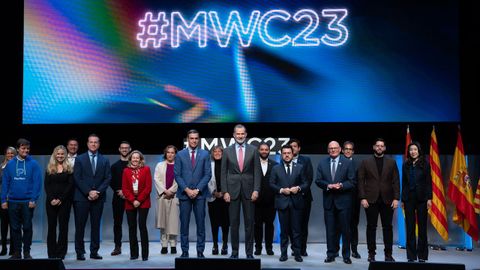 Ada Colau y Pere Aragons, en la foto oficial del Mobile World Congress