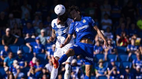 El central del Deportivo, Jos� Mar�a Gim�nez, durante una pugna �rea de bal�n en el partido frente al Getafe.