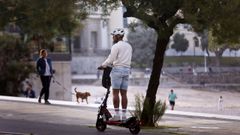 Imagen de archivo de un conductor de un patinete el&eacute;ctrico