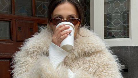 Una chaqueta de pelo y un matcha para llevar, as� es la combinaci�n de Emma Hesselberth