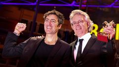 El director Ilker �atak y el productor alem�n Ingo Fliess posan exultantes con el Oso de Oro a �Yellow Letters�.