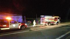 Bombero del parque boirense, actuando en el incendio de un galp�n en Ponte Beluso