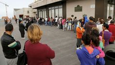 Cientos de personas se dieron cita en el Concello y tuvieron que quedarse a la intemperie hasta que la polic�a les dejaba entrar. 