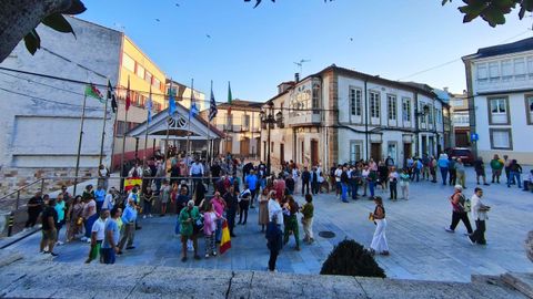 Participantes en la concentraci�n celebrada en la plaza de Isabel II, en Ortigueira