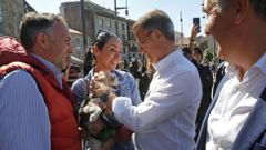 Alberto Nez Feijoo, que se reencontr con una pareja a la que vio hace poco en el Pas Vasco, saludando a su perro Bruno.