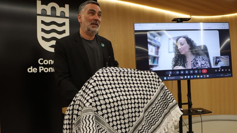 Un momento de la videoconferencia del concejal de Cultura con Irene Martínez, responsable de comunicación de la UNRWA, la agencia de la ONU para los refugiados palestinos