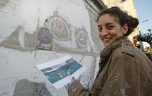 Nana, ayer por la tarde, dando los primeros pasos de su creaci�n, en la r�a Ponte carballesa. 