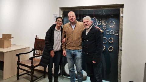 El concejal de Cultura de Caldas, Manuel Faria, con los actores Camila Bossa y Luis Iglesia, tras una obra en el Auditorio en el 2023