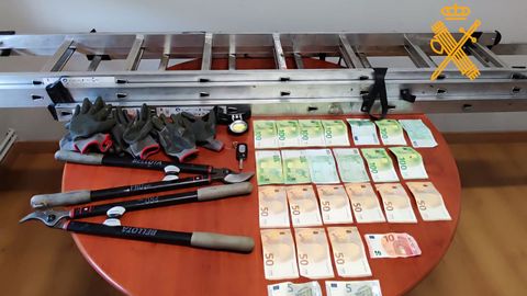 Los agentes localizaronherramientas de corte, una escalera, una linterna, ropa oscura, guantes y 1.770 euros en metálico.