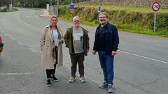 El portavoz municipal, Serxio Dom�nguez, acompa�ado de la concejala Montse Canosa y el deputado �scar Insua, en Estorde