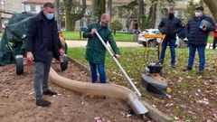 El concejal Iv�n Puentes, durante la presentaci�n denueva maquinaria de Parques e Xard�ns