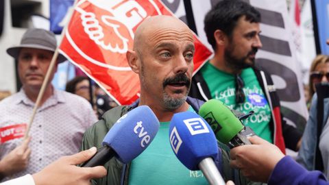 Jorge Espina, presidente de la Junta de personal no docente de CCOO, atiende a los medios durante la manifestación de este domingo