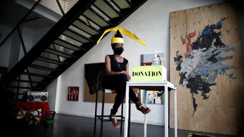 Una galera de arte parisina prepara su reapertura definitiva para la prxima semana. Los artistas han creado sombreros desconfinamiento con los que marcan la distancia social