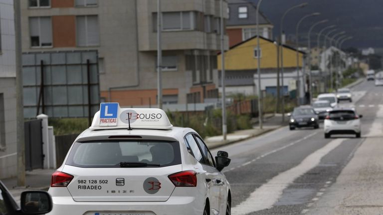 Vehculo de autoescuela haciendo prcticas por una calle de Foz