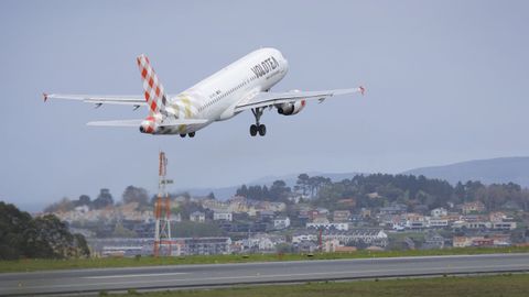 Salida de un avi�n de Volotea desde Alvedro.