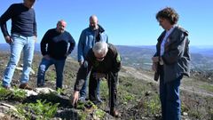 La directora xeral Luisa Pi�eiro, derecha, durante su visita a la comunidad de montes de Marcos, Pico�as y Feixa da Franqueir�n (Ribadavia).