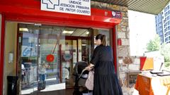 Una mujer entra con el carrito de su beb� al centro de salud de Colmeiro