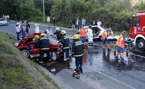 La colisi�n se produjo en las curvas pr�ximas a la subida a Chamorro, en Serantes.