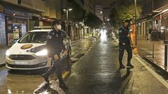Agentes de la Polic�a Local de Santiago durante uno de los operativos nocturnos para vigilar que no se celebren fiestas en pisos