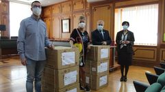 Los responsables del CCU y de la hosteler�a recibieron el material de manos de Tom� y la primera teniente de alcalde
