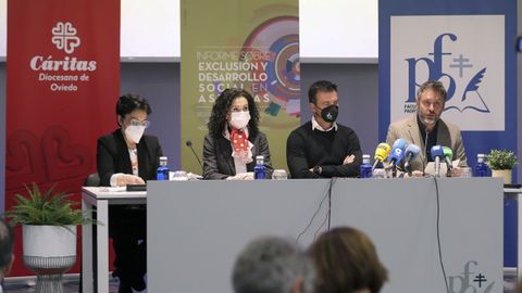 La directora de C�ritas Diocesanas de Oviedo, Aurora Garc�a (2i), el decano de la facultad Padre Oss�, Jos� Antonio Prieto (2d), el representante de FOESSA, Thomas Ubrich (d), y Pilar Cano (i), responsable del Servicio de An�lisis y Estudios de C�ritas Diocesanas de Oviedo, presentan este lunes en Oviedo un informe sobre la crisis provocada por la pandemia del coronavirus.
