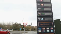 Algunas estaciones de servicio de Santiago optan por apagar los paneles que informan de los precios, por lo que los usuarios no pueden saberlos hasta entrar en ellas
