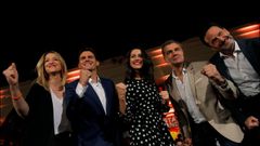El presidente de Ciudadanos, Albert Rivera; con la cabeza de lista al Congreso por Barcelona, In�s Arrimadas; el candidato a la presidencia de la Generalitat valenciana, Toni Cant�; y otros dirigentes del partido naranja, en el cierre de campa�a de C's para las elecciones generales y las auton�micas valencianas del 28A, en un encuentro en el valenciano Jard�n del Turia