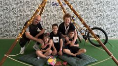 Roberto Bembrive y Maite Gómez, con sus hijos Mauro, Leo y Cecilia en las instalaciones de Galiocio