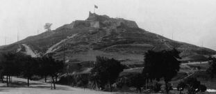 Imagen de la fortaleza de O Castro, con el monte pelado, a comienzos del siglo XX. 