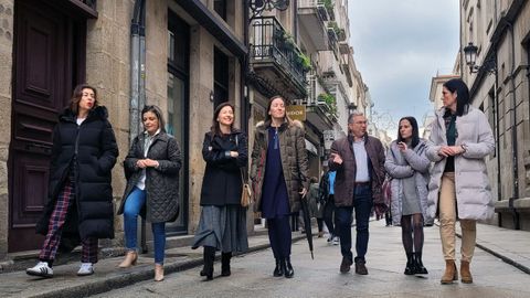 Paula Prado, a la derecha, fue recibida en Ourense por Luis Menor y un grupo de dirigentes del PP.