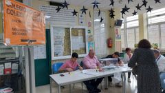 Imagen de una mesa electoral en el instituto Francisco Davia Rey, de Monforte de Lemos.