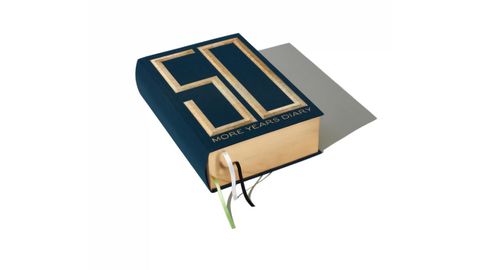 Ramdane Touhami x Zara 50 Aniversario. Agenda 50 años. Una agenda dorada que cubre los próximos 50 años, llena de recordatorios, notas con humor y referencias culturales. Una invitación a proyectar sueños hacia el futuro. Disponible en dos colores.
