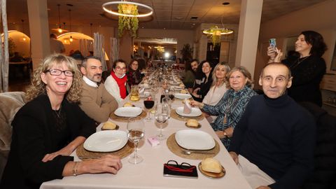 FIESTA SORPRESA POR JUBILACION EN EL RESTAURANTE XOANES A ROSA FERNANDEZ,