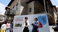 Ana Pont�n y Fern�ndez Lores, ante los edificios centrales del Museo de Pontevedra