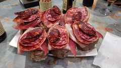 Tapas de embutido del bar El Parreiro