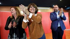 La ministra de Justicia en funciones, Dolores Delgado (c), acompa�ada por el secretario general de la FSA-PSOE y presidente del Principado, Adri�n Barb�n, y la alcaldesa de Langreo, Carmen Arbes� (i), durante el mitin hoy domingo en la localidad de la Felguera (Langreo). 