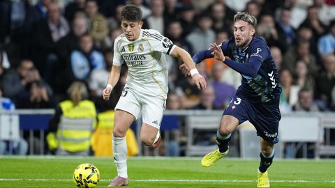 Gler y Mingueza pugnan por el esfrico.