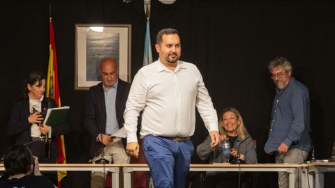 Iago Toba, tras saludar al nuevo regidor Javier Sar (segundo por la izquierda) en el pleno de mocin de cesura del 7 de octubre.