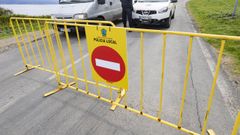 Imagen de archivo de una se�al de carretera cortada