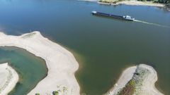 El caudal m�nimo al que llegaron r�os como el Rin, en la imagen, dificultaron la navegabilidad