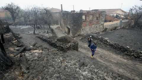 Aspecto del pueblo de Budin, ayer por la maana, el ms afectado por el incendio.