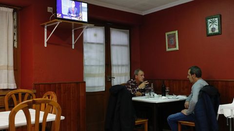 El restaurante Asturias de Vegadeo, mientras el presidente asturiano comparec�a en la televisi�n.